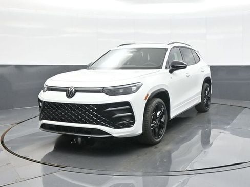 New 2026 Volkswagen Tiguan SE R-Line image 3