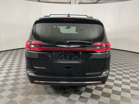 Used 2022 Chrysler Pacifica Touring-L image 5