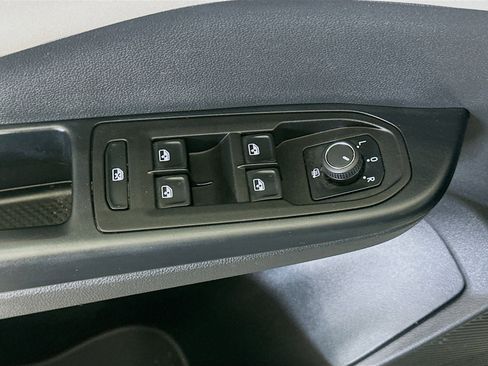 Used 2025 Volkswagen Taos SE image 15