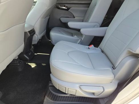 Certified 2025 Toyota Highlander XLE image 13