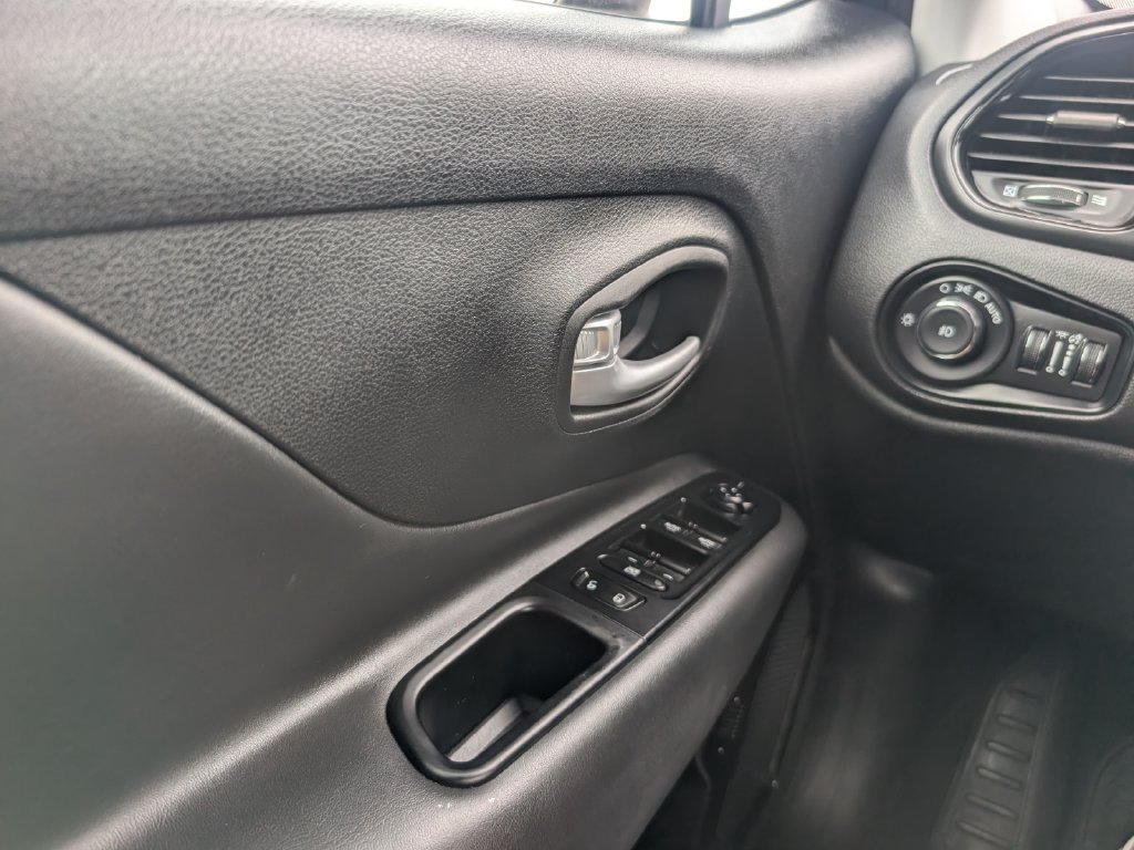 Used 2023 Jeep Renegade Altitude AWD/4WD image 19