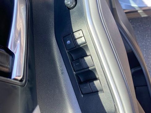 Used 2020 Toyota Highlander XLE AWD/4WD image 20