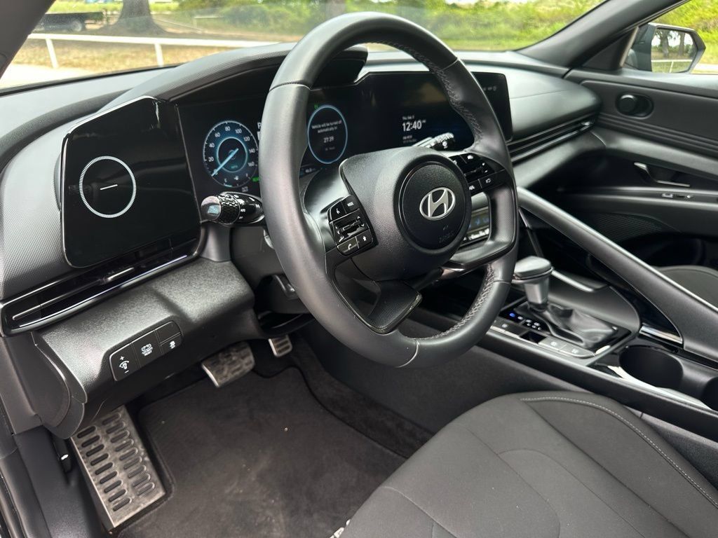 Used 2025 Hyundai Elantra SEL FWD image 15