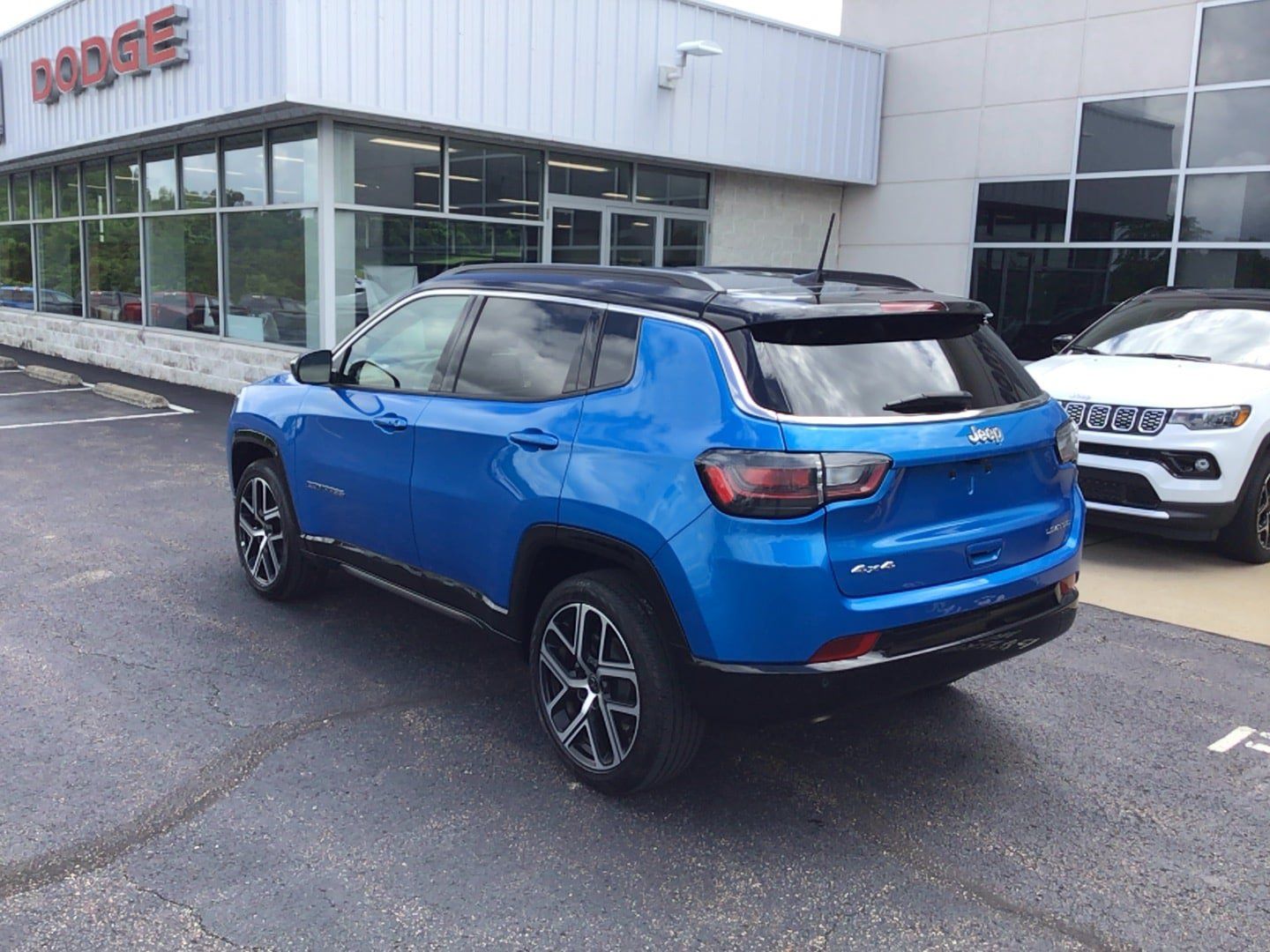 Certified 2025 Jeep Compass Limited w/ Elite Group AWD/4WD image 7