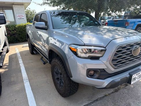 Used 2020 Toyota Tacoma TRD Off-Road w/ TRD Premium Off Road Package AWD/4WD image 2