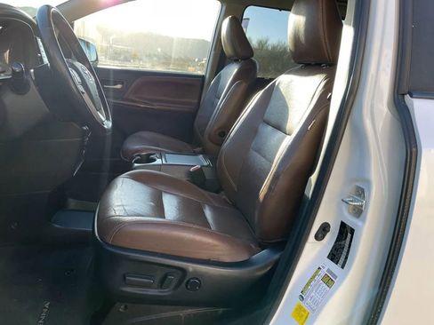 Used 2020 Toyota Sienna Limited image 14