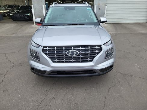 Used 2024 Hyundai Venue SEL FWD image 2