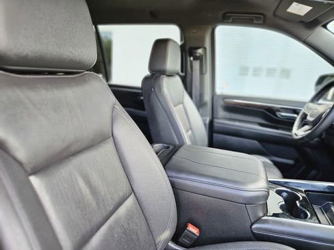 Used 2025 Chevrolet Suburban Z71 image 14