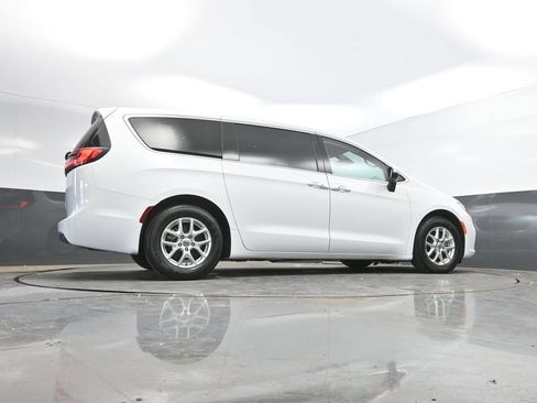 Used 2023 Chrysler Pacifica Touring-L FWD image 41