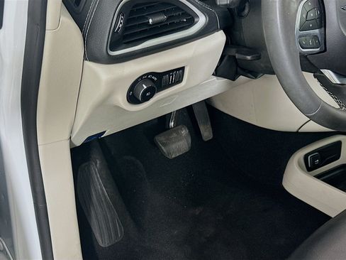 Used 2023 Chrysler Pacifica Touring-L FWD image 17