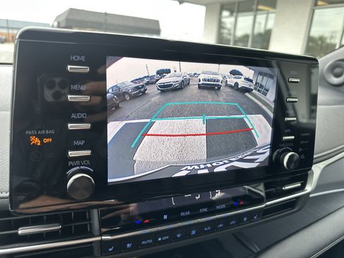 Used 2023 Toyota Sienna XSE image 18