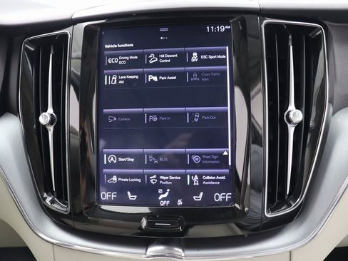 Used 2018 Volvo XC60 T6 Momentum w/ Vision Package image 24