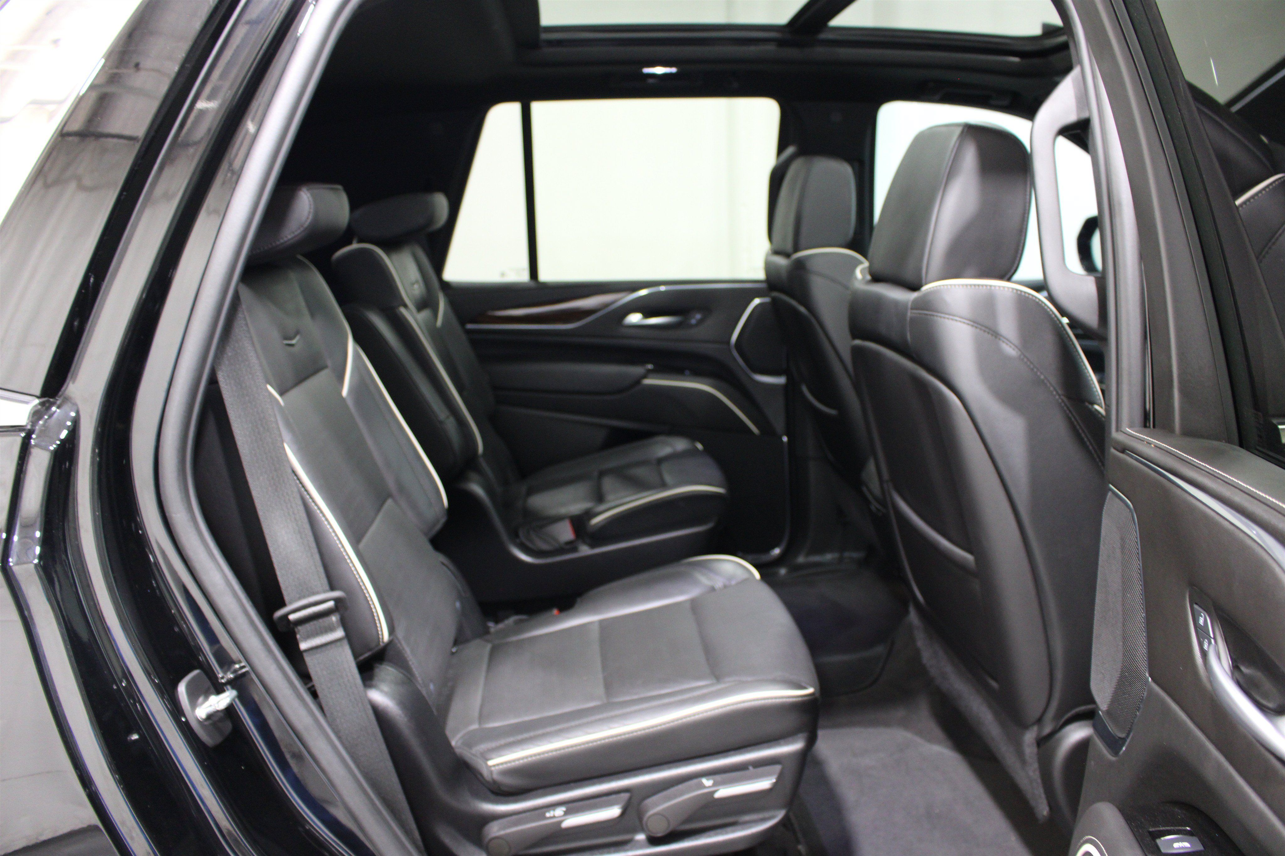 Certified 2024 Cadillac Escalade Premium Luxury w/ Performance Package AWD/4WD image 29