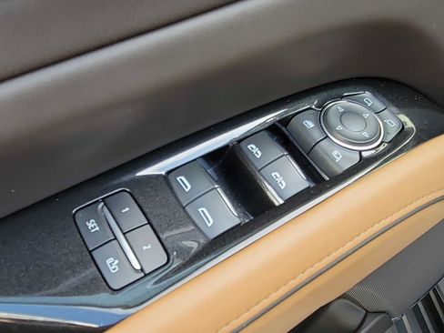 Used 2022 Cadillac Escalade Premium Luxury AWD/4WD image 13