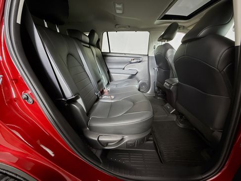 Certified 2022 Toyota Highlander XLE image 27