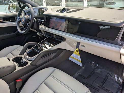 Certified 2025 Porsche Cayenne Coupe image 27