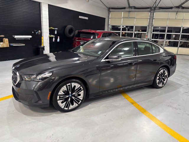 Used 2024 BMW i5 eDrive40i w/ Premium Package RWD image 4