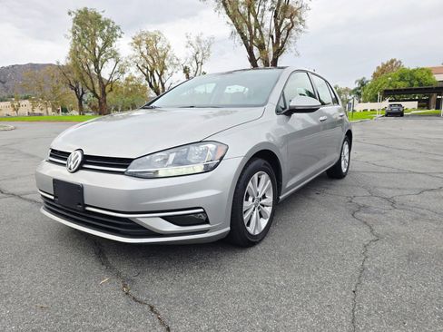 Used 2018 Volkswagen Golf SE image 3
