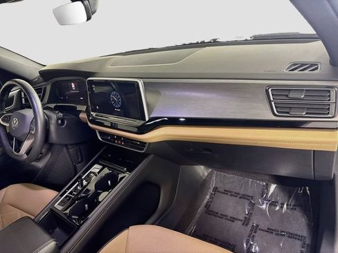 Certified 2024 Volkswagen Atlas Cross Sport SE w/ Panoramic Sunroof Package AWD/4WD image 32