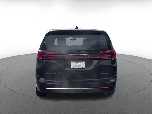 Used 2023 Chrysler Pacifica Touring-L image 12