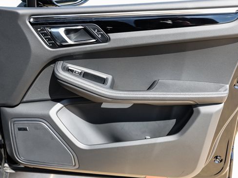 Certified 2025 Porsche Macan image 26