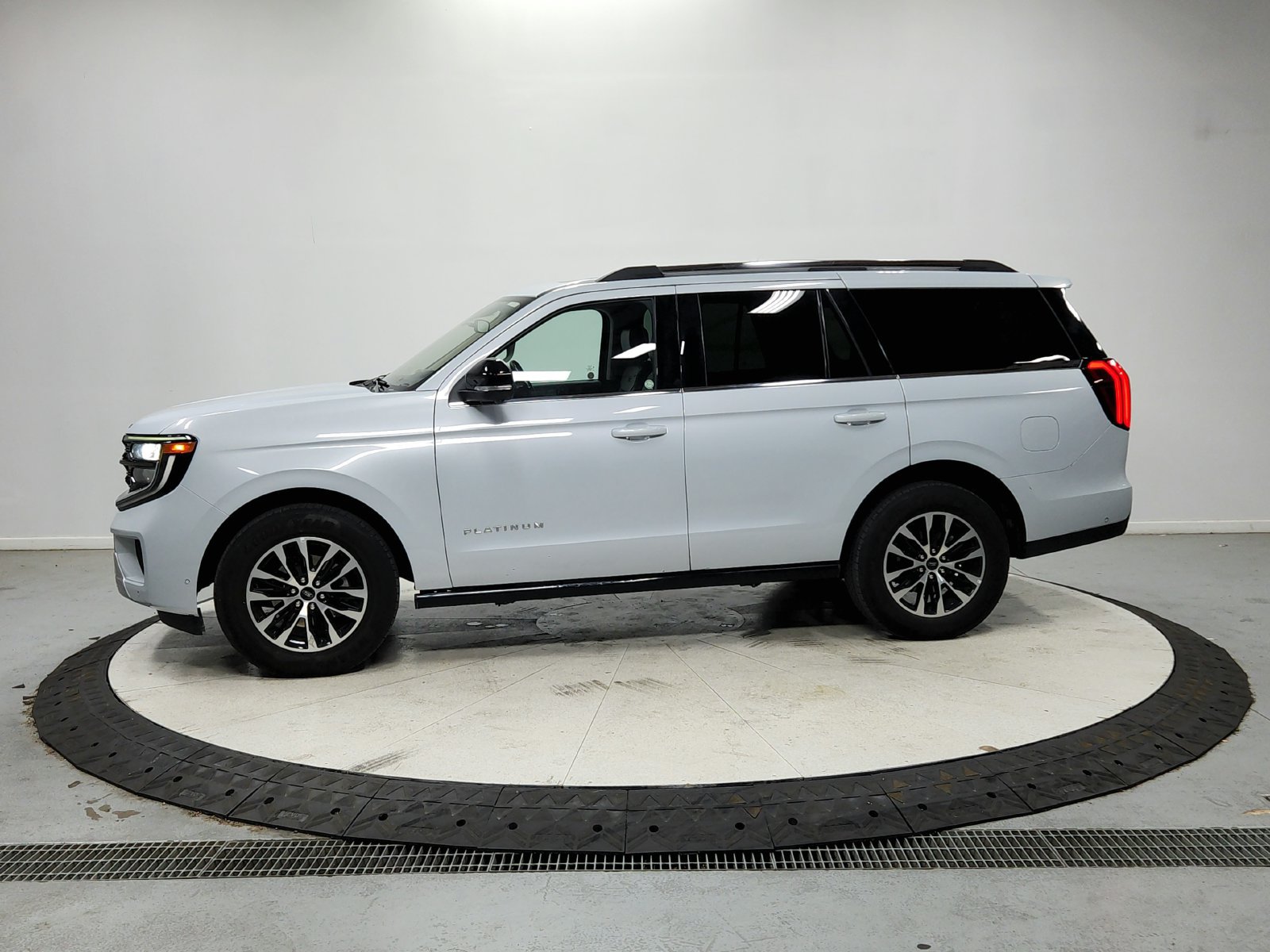 Used 2025 Ford Expedition Platinum AWD/4WD image 5