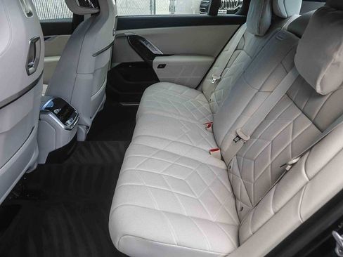 Used 2025 BMW 760i xDrive w/ Luxury Rear Seating Package image 15