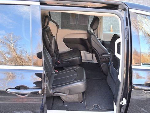 Used 2024 Chrysler Pacifica Touring-L image 32