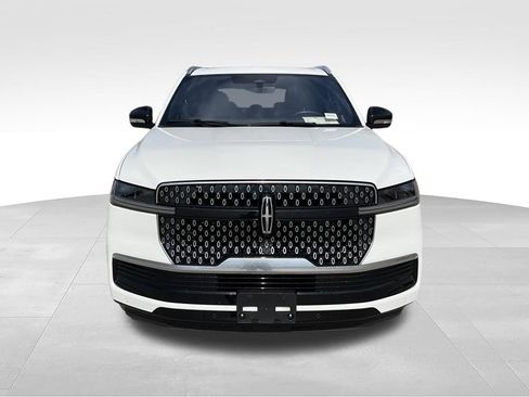 Used 2025 Lincoln Navigator Reserve AWD/4WD image 3