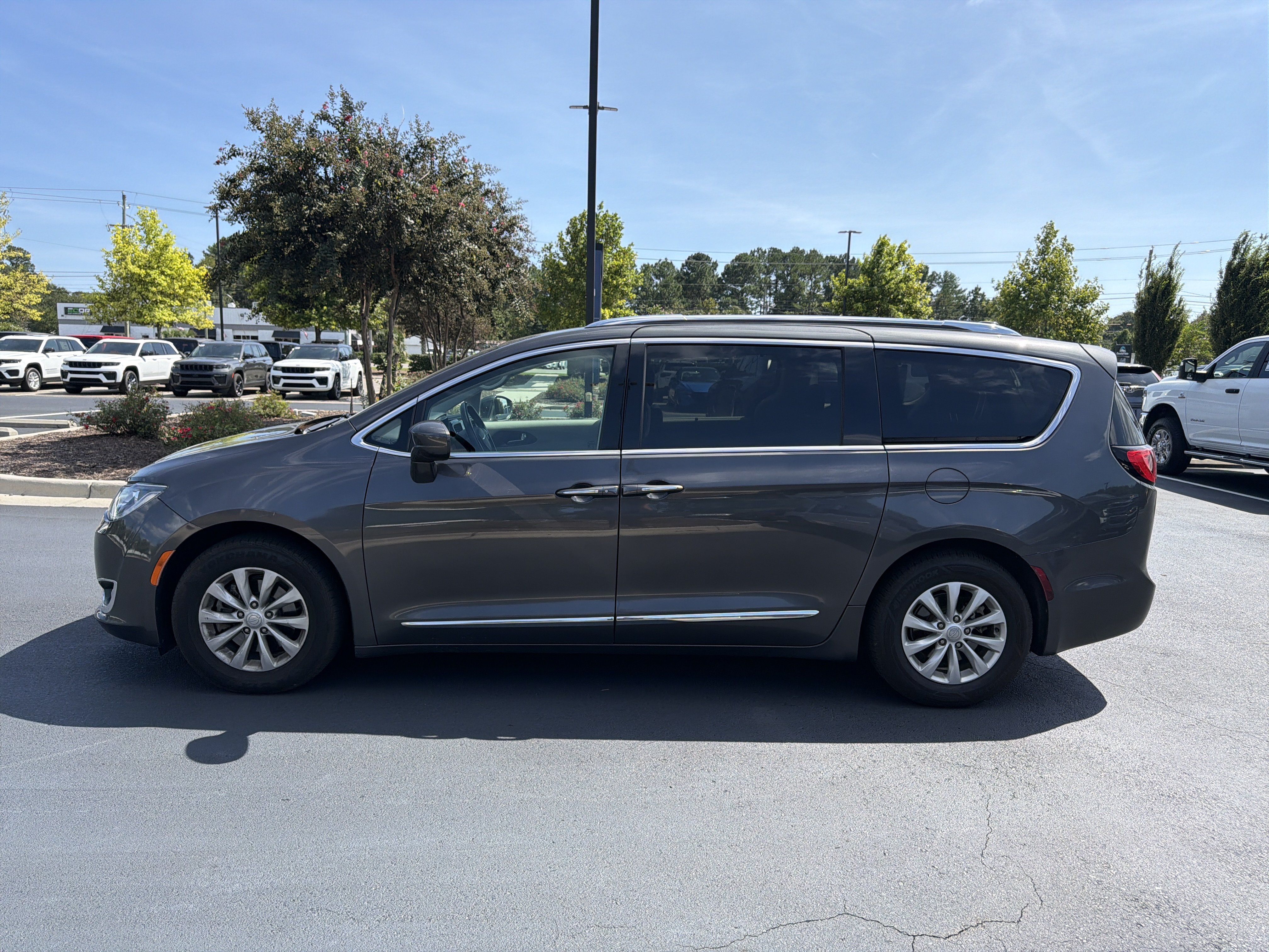 Used 2018 Chrysler Pacifica Touring-L FWD image 6
