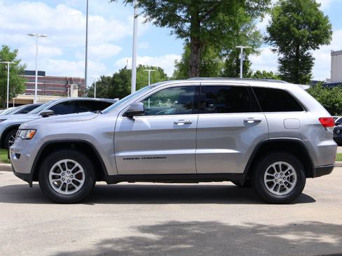 Used 2018 Jeep Grand Cherokee Laredo AWD/4WD image 3