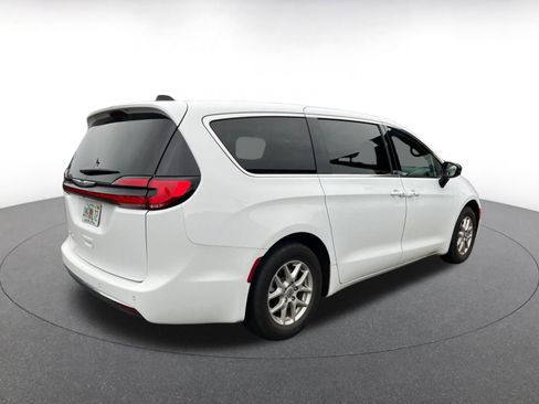 Used 2025 Chrysler Pacifica Select image 7