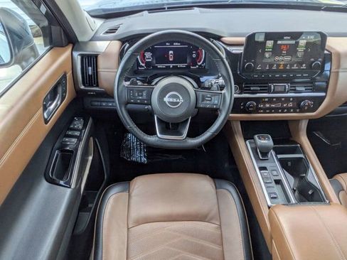 Used 2024 Nissan Pathfinder Platinum FWD image 18