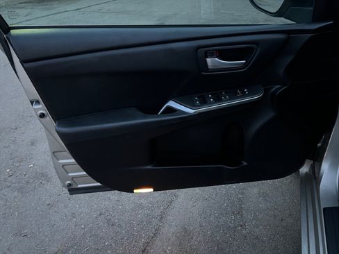 Used 2017 Toyota Camry SE image 19