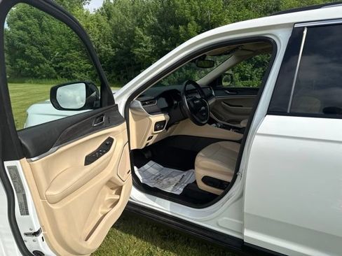 Used 2022 Jeep Grand Cherokee L Limited AWD/4WD image 10