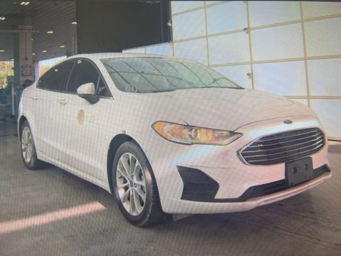 Used 2020 Ford Fusion SE image 6