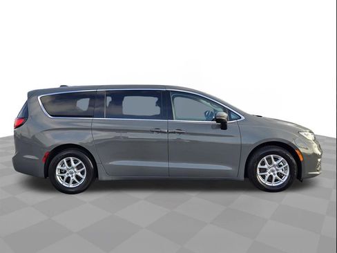 Used 2023 Chrysler Pacifica Touring-L image 8