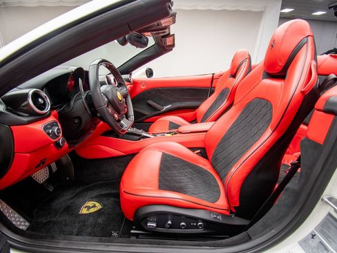 Used 2016 Ferrari California T RWD image 11