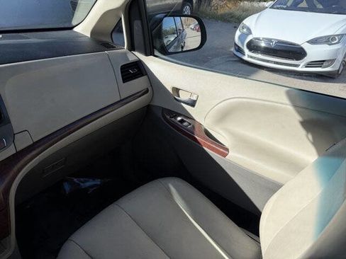 Used 2011 Toyota Sienna XLE image 19