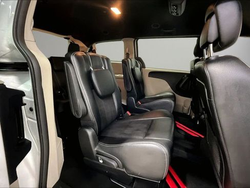 Used 2020 Dodge Grand Caravan SXT image 24