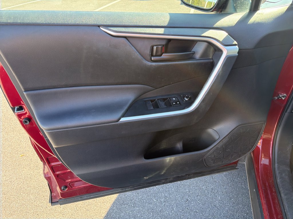 Used 2022 Toyota RAV4 LE AWD/4WD image 11