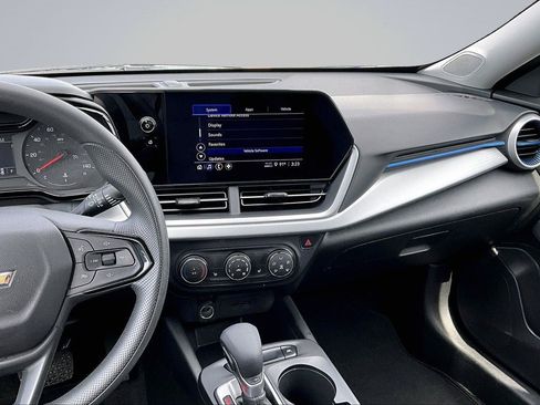 Used 2024 Chevrolet Trax LS w/ LS Convenience Package FWD image 7