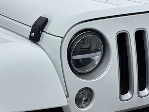 Used 2016 Jeep Wrangler Unlimited Sahara w/ Connectivity Group image 10