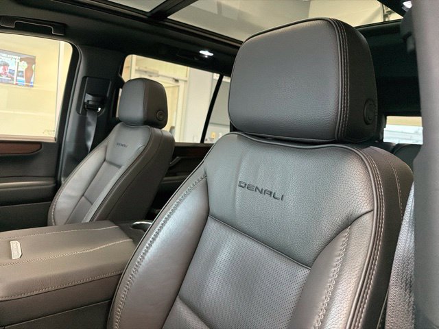 Used 2025 GMC Yukon Denali w/ Sun & Power Step Package AWD/4WD image 18