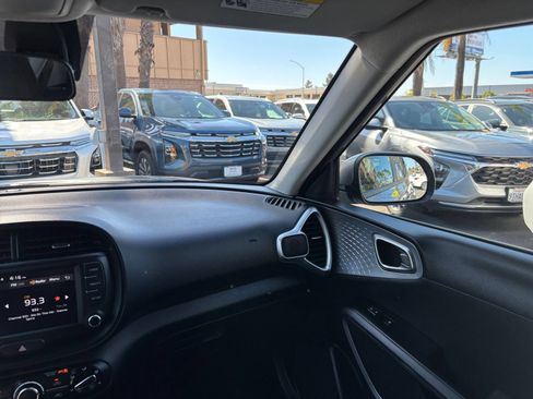 Used 2025 Kia Soul LX w/ LX Technology Package FWD image 33