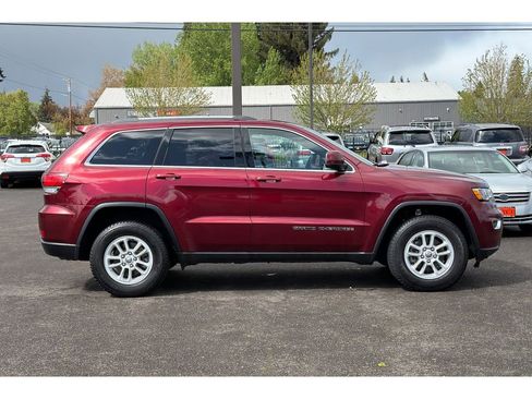 Used 2020 Jeep Grand Cherokee Laredo image 3