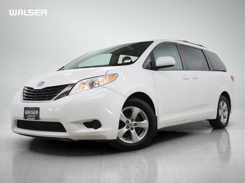 Used 2017 Toyota Sienna LE image 1