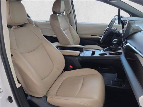 Used 2022 Toyota Sienna XLE FWD image 23