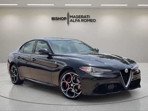 Used 2022 Alfa Romeo Giulia Ti RWD image 1