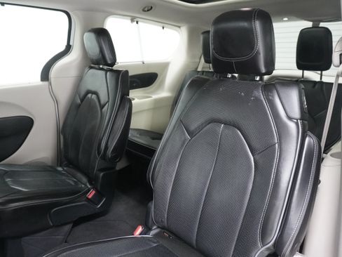 Used 2018 Chrysler Pacifica Limited FWD image 13